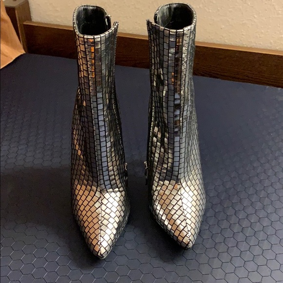 MACKIN J heel - Picture 1 of 3